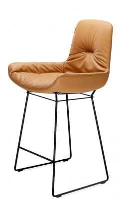 Leder Barhocker Leya Kitchen Armchair mit schwarzem Metallgestell für die moderne Küche.